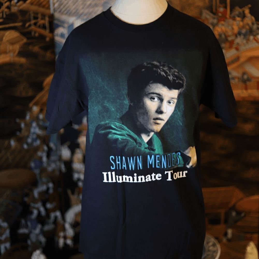 Medium Shawn Mendes Illuminate 2017 World Tour Merch Band Tee